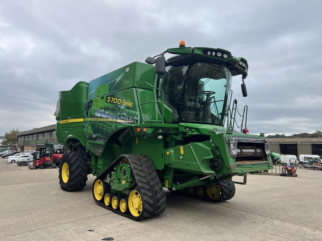 John Deere S790 Combine Harvester - FarmAds