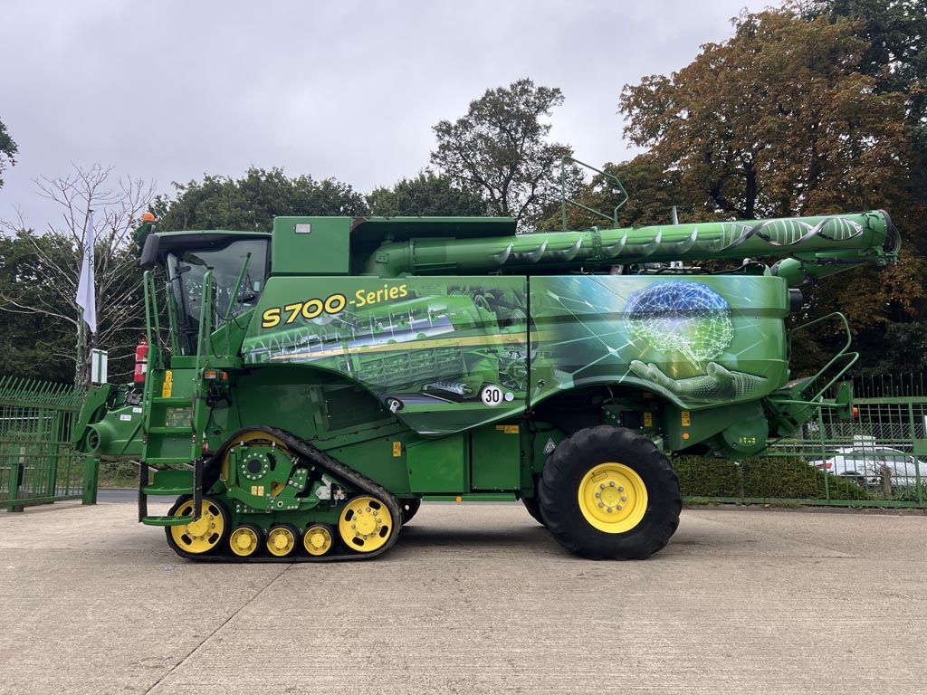 John Deere S790 Combine Harvester - FarmAds