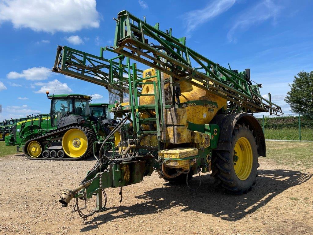 John Deere 840 Trailed Sprayer - FarmAds